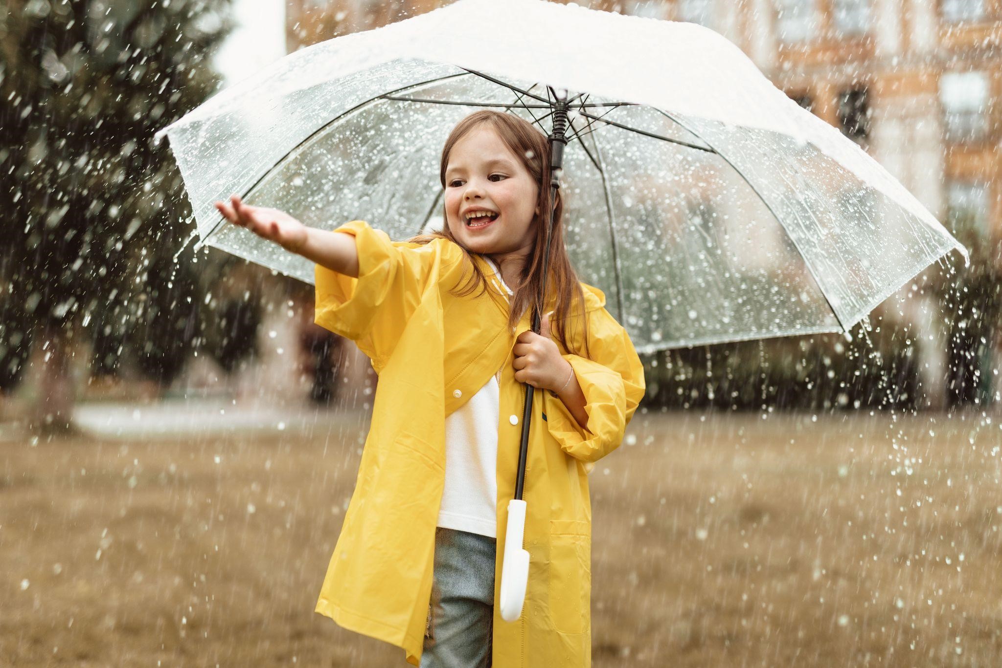 4 Cara Jaga Daya Tahan Tubuh Si Kecil saat Musim Hujan