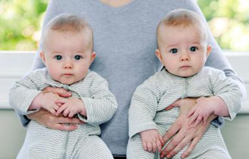 7 Fakta Mengasuh Anak Kembar