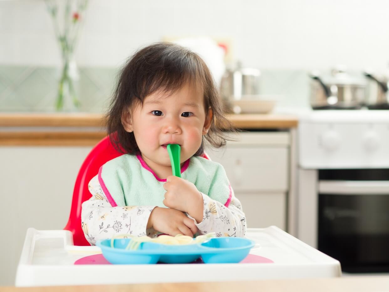 Anak selalu mengemut makanannya? Ini Tips agar Keterampilan Mengunyahnya Lebih baik