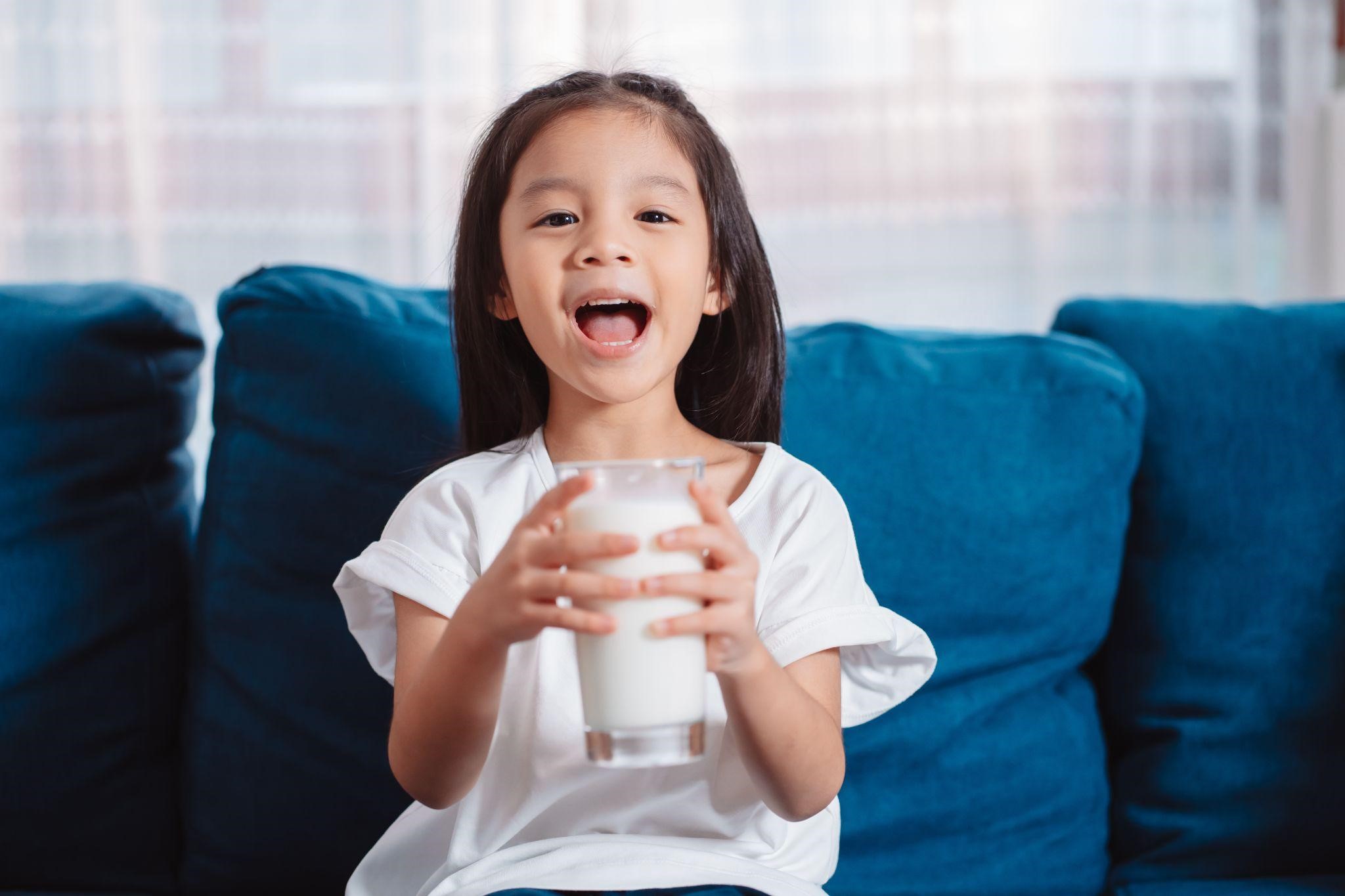 Jangan Asal Kasih Susu! Ini Anjuran Minum Susu Anak Sesuai Usia