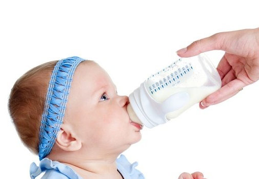Bolehkah Bayi Minum Air Putih