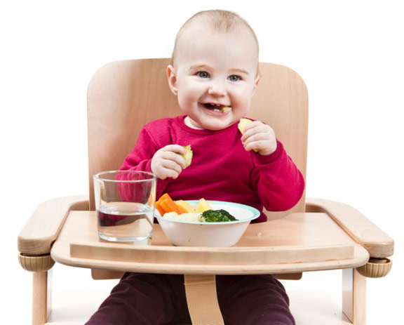 Ajarkan Anak Makan Sendiri Di Kursi Makan