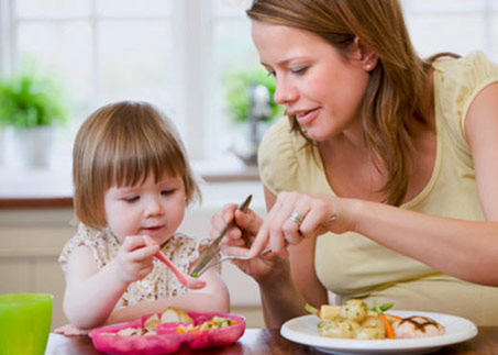 Mengajari Si Kecil Makan Sendiri