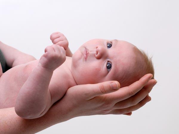 Sangga Leher dan Punggung Saat Menggendong Bayi Baru Lahir 